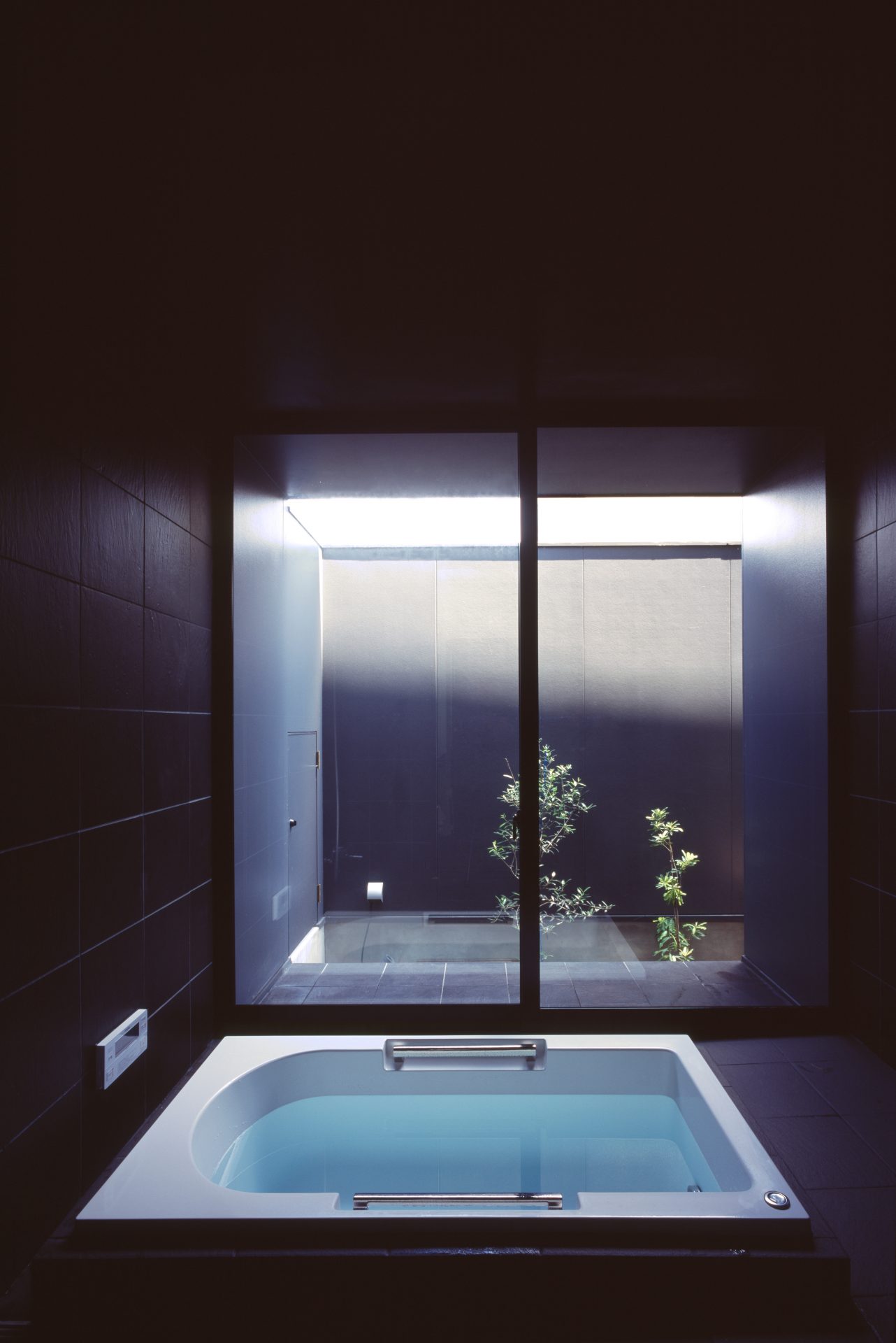 名張のガレージハウス｜建築士による中庭の注文住宅の浴室