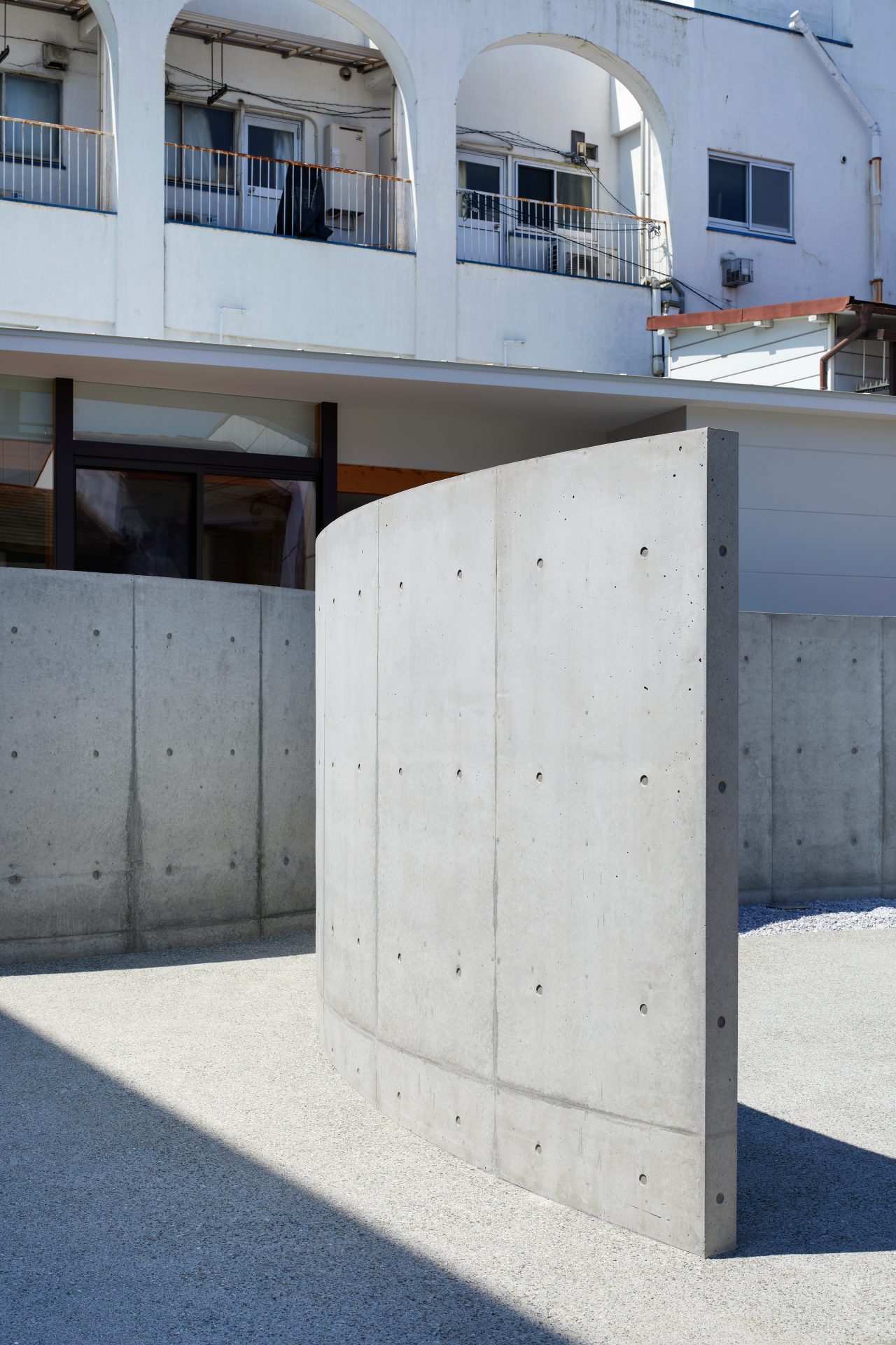 大阪のガレージハウス｜住人十色放映の平屋の注文住宅の鉄筋コンクリートの塀