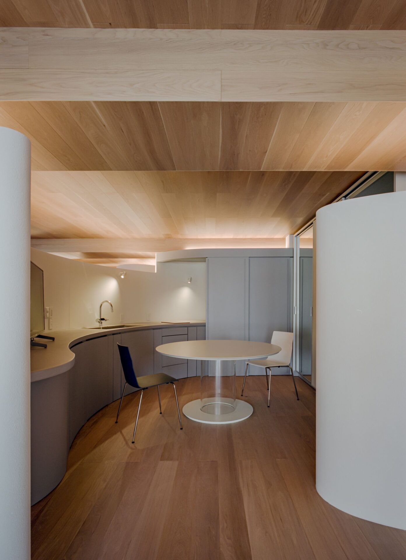 神戸六甲のマンションリノベーションのダイニングキッチン_曲面_間接照明