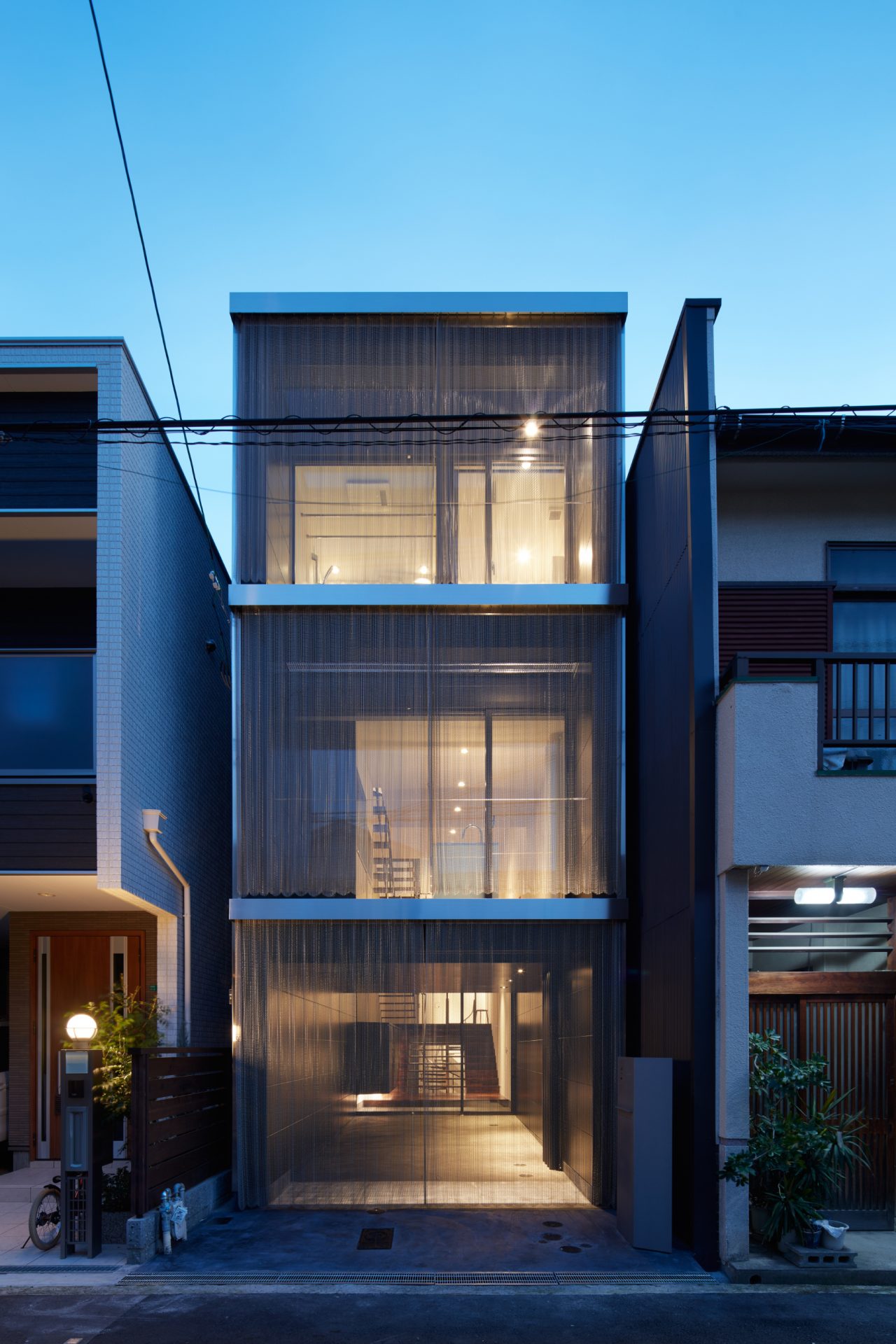 大阪のガレージハウス｜建築士による鉄骨スキップフロアの注文住宅の外観(夜景)