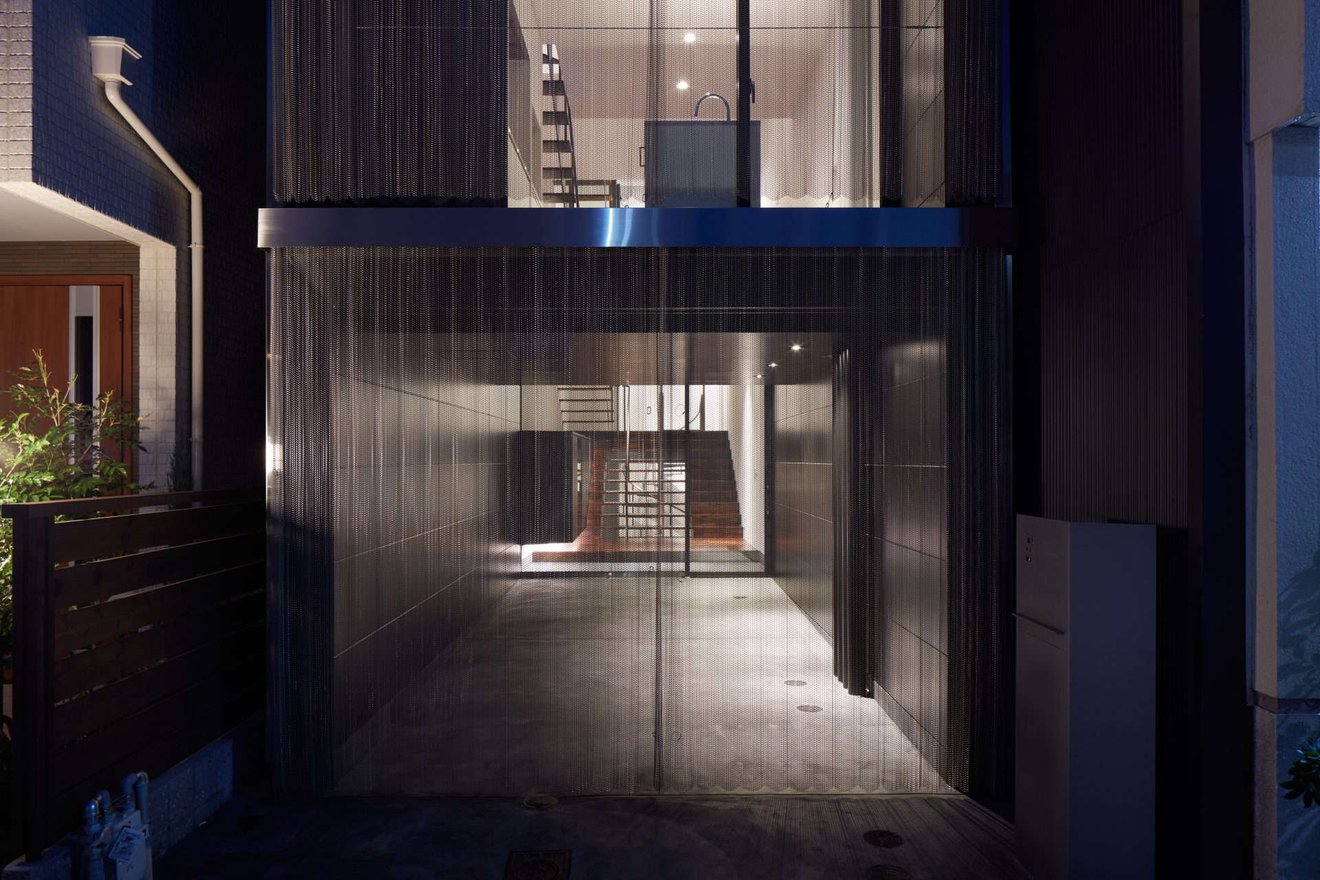 大阪のガレージハウス｜建築士による鉄骨スキップフロアの注文住宅の外観(夜景)