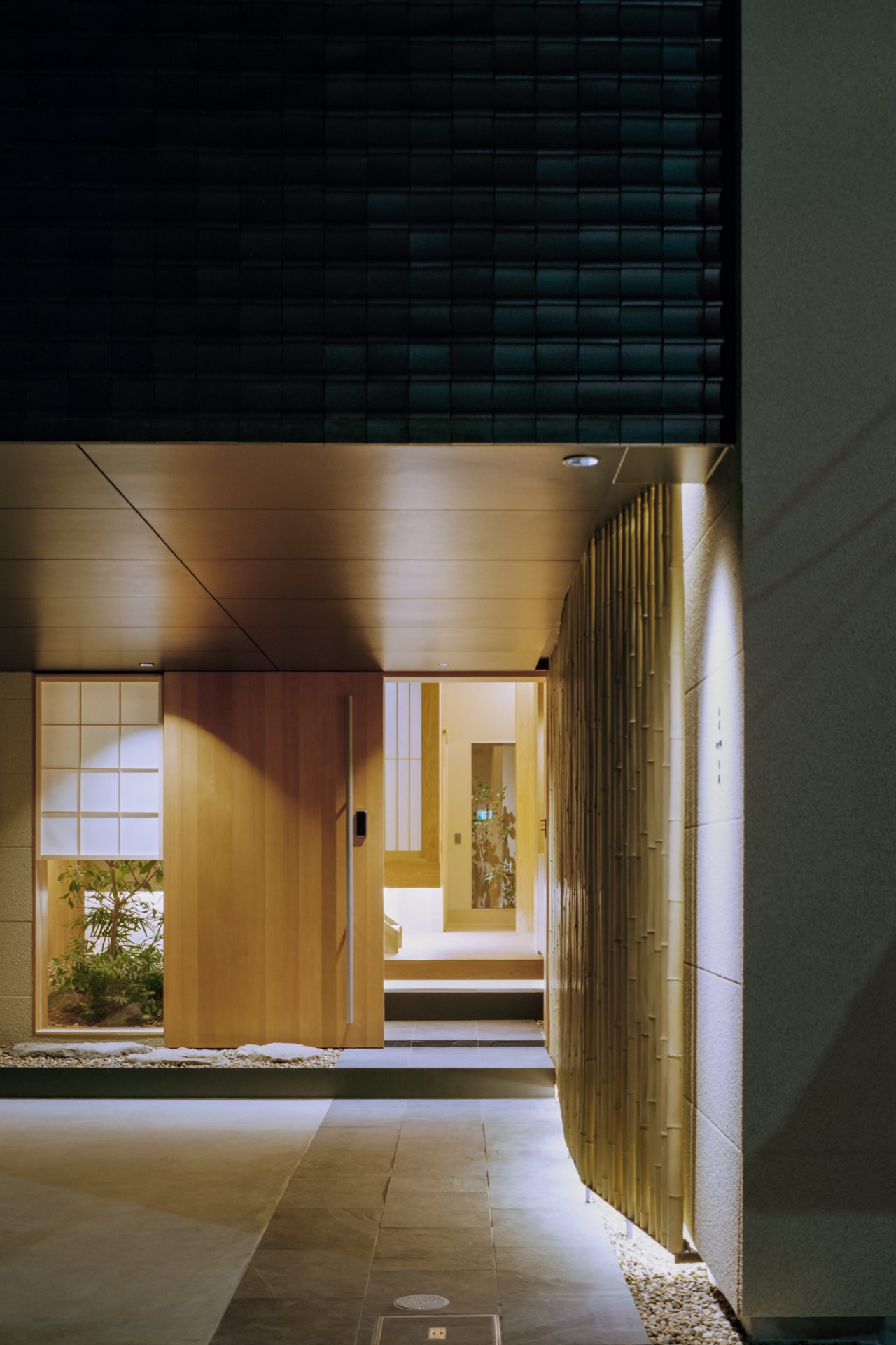 港区の家の夜のアプローチ1